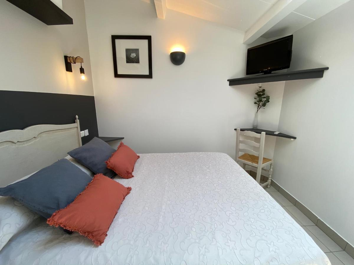 Auberge De La Tour De Brison Sanilhac  Kamer foto
